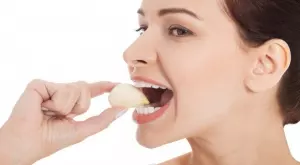 Тази храна ще избави веднага дъха ви от чесъна 