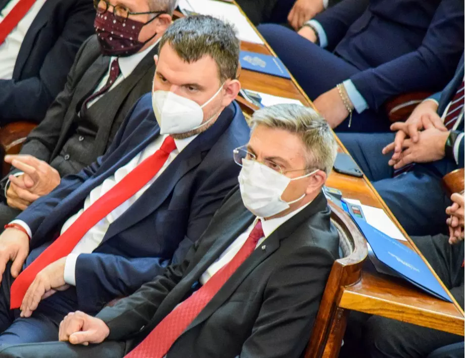 Придружаващият Пеевски до тоалетната в парламента не може да се похвали с "Опел"