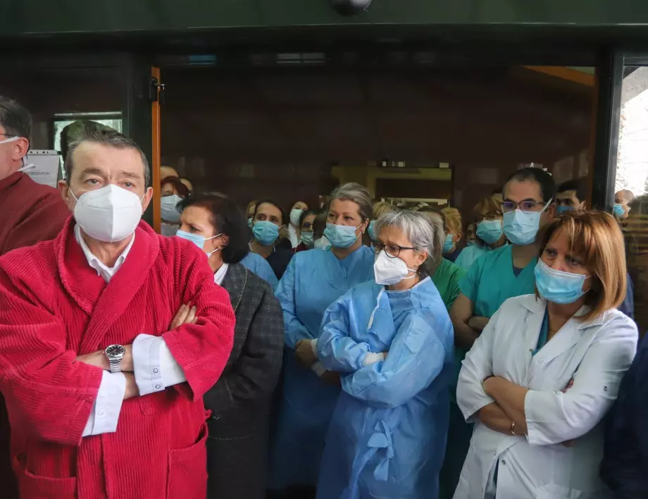 Лекарите от болница „Лозенец“: Кацаров прави безумия 