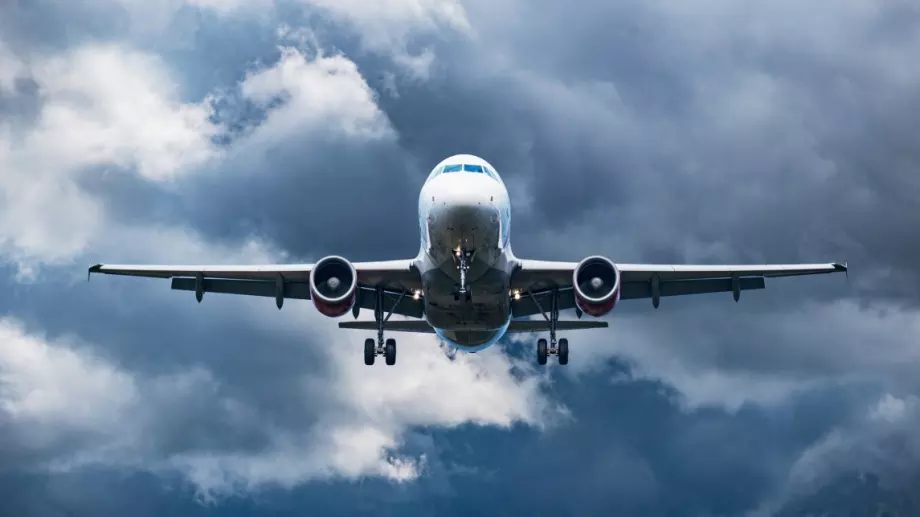  Заради протести на авиокомпании, телекоми отложиха внедряването на 5G