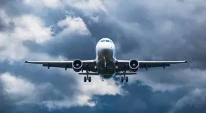 Защо най-голямата европейска авиокомпания понижи годишната си прогноза?