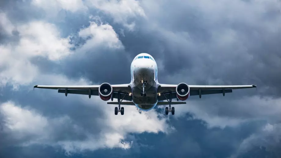 Защо най-голямата европейска авиокомпания понижи годишната си прогноза?