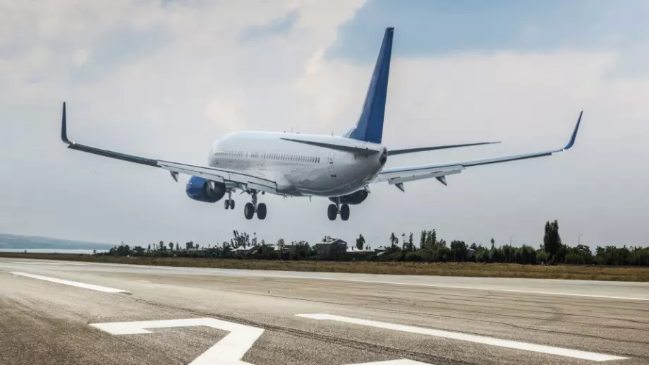 Тежък срив на полетите и пътниците в Европа, България се отърва по-леко