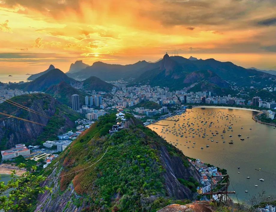 Шеметна разходка по въже смая плажуващи в Бразилия (ВИДЕО)