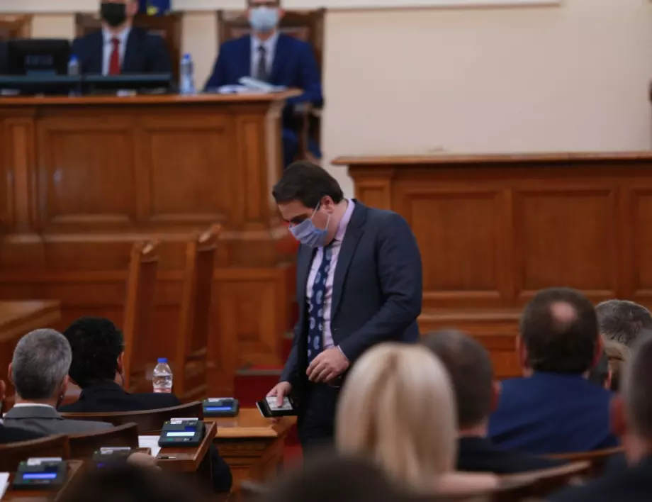 Старт на парламентарния контрол в 20:30 часа в петък: Асен Василев се оправда с "неотложни ангажименти"
