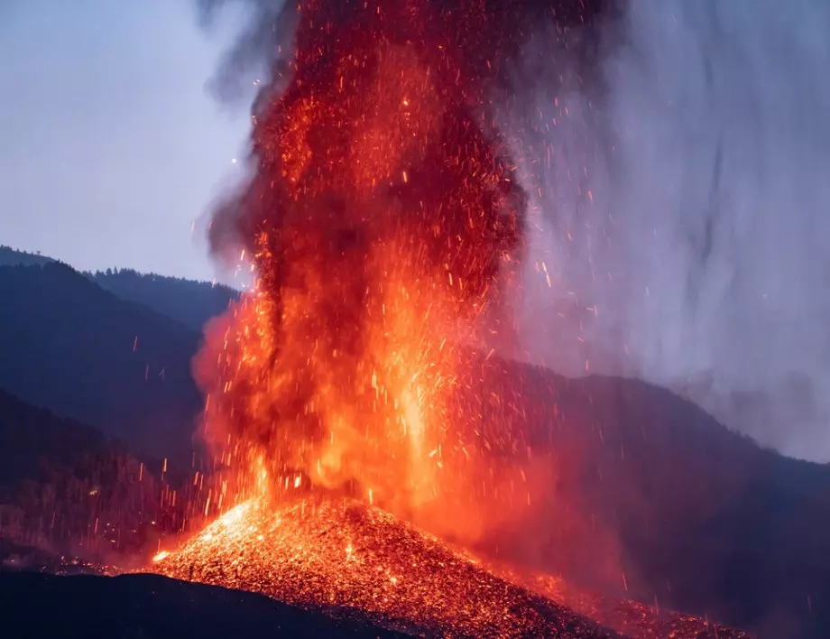 Въпреки предупрежденията исландците се струпаха да снимат изригването на вулкана Фаградалсфял (ВИДЕО)