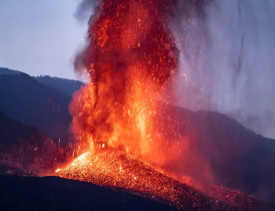 Вулкан в Тонга изригна осем пъти за два дни 