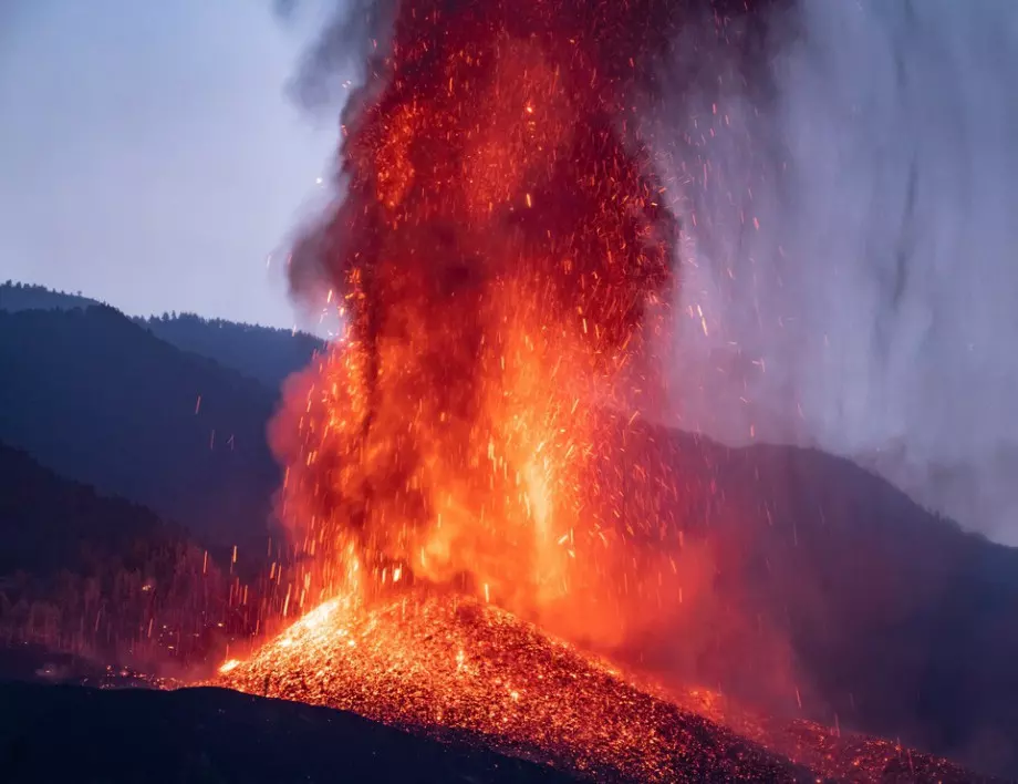 Вулканът Стромболи изригна (ВИДЕО)