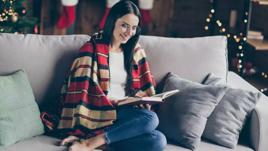 7 книги, с които да се сгушите на дивана тази Коледа