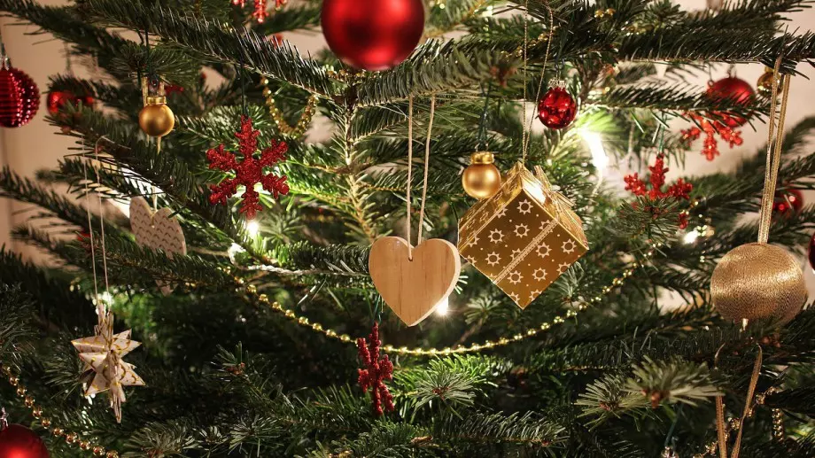 Виц на деня: Мъж се клатушка по улицата, носейки елха