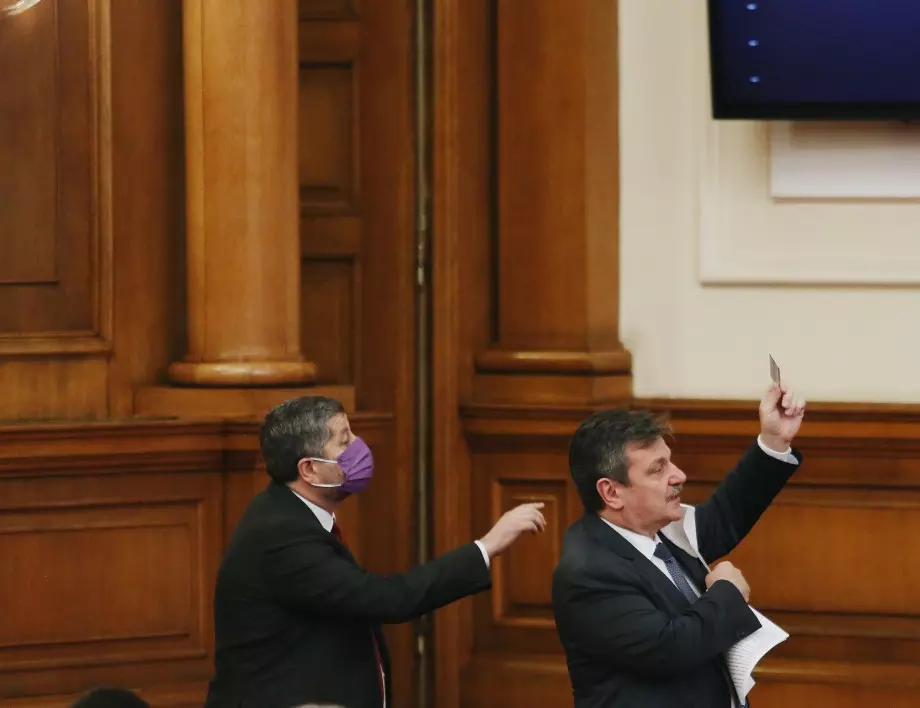 "Демократична България" предложи зелен сертификат за парламента и опция за тези, които нямат