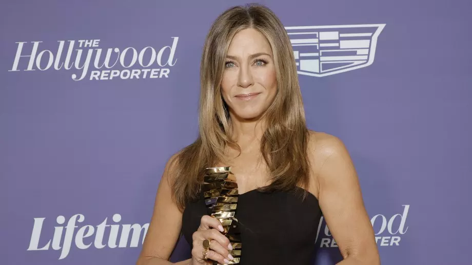 Дженифър Анистън яде една и съща салата всеки ден, ето рецептата (ВИДЕО)