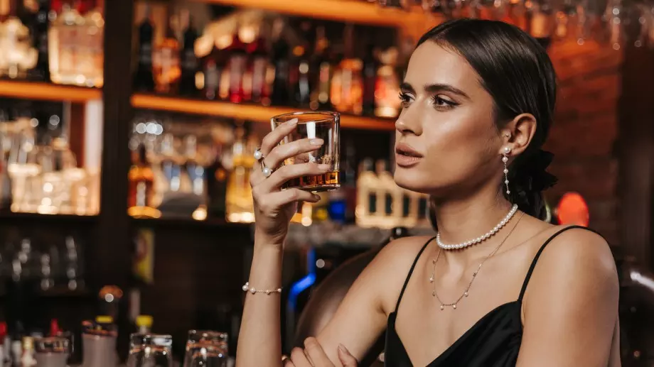 Женски виц за 28 юни 2023: Каубой и лесбийка в бар