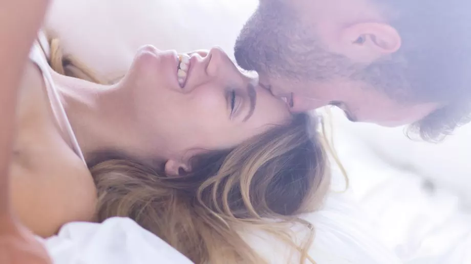 Виц за днес: Жена и любовник са в спалнята, влиза детето