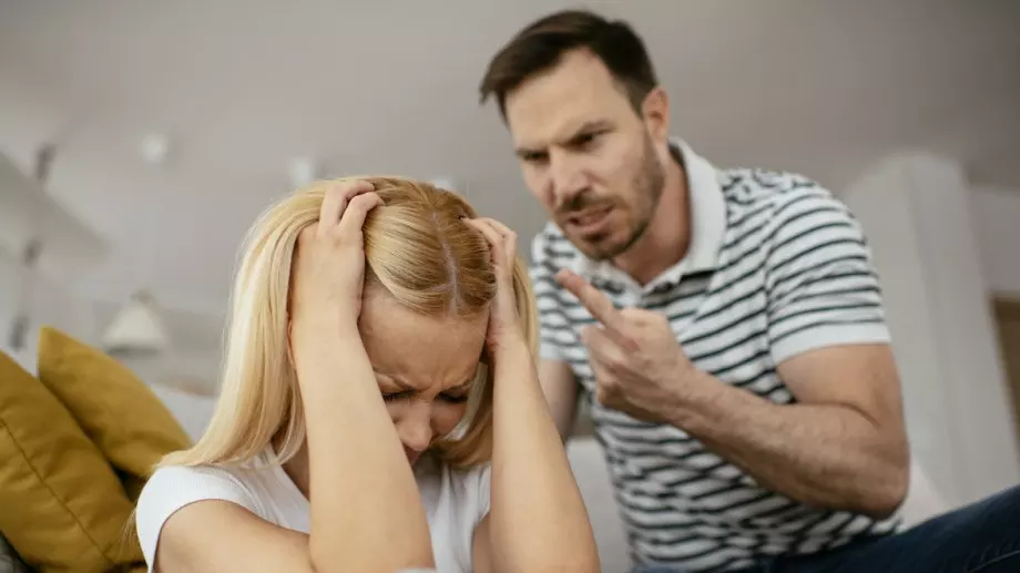 Виц на деня: Ревнивец хванал жена си да кръшка