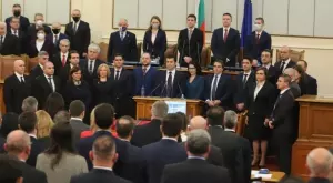 Вотът на недоверие мина: Свалиха кабинета Петков