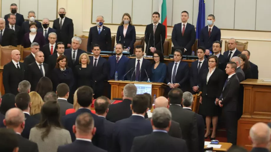 Вотът на недоверие мина: Свалиха кабинета Петков