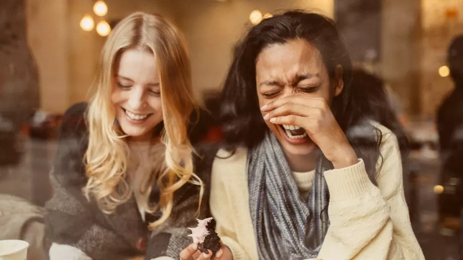 Виц за днес: Две мутри се качват към офиса