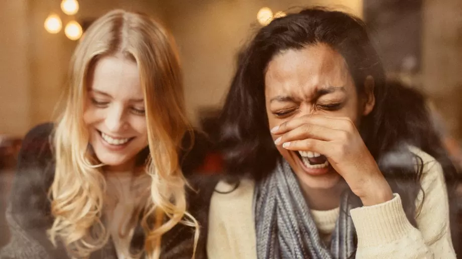 Вечерен виц: Полицай стои на тротоара