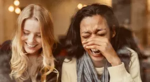 Женски виц за 25 януари 2024: Две съседки се срещат, едната с нова работа