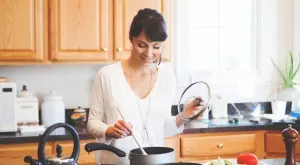 Виц за 18 април 2023: Млада булка ще готви супа топчета на мъжа си