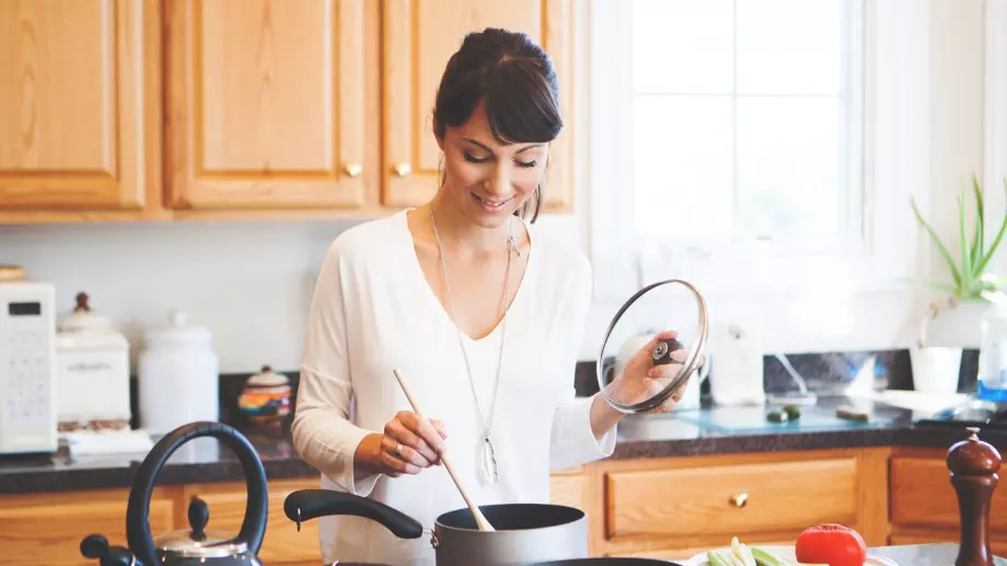 Виц за 18 април 2023: Млада булка ще готви супа топчета на мъжа си