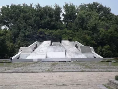 Братската могила в Пловдив - един от паметниците на социализма, с който никой не знае какво да прави