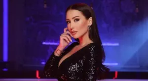 Джена се раздава с бременно коремче на участия (СНИМКИ)