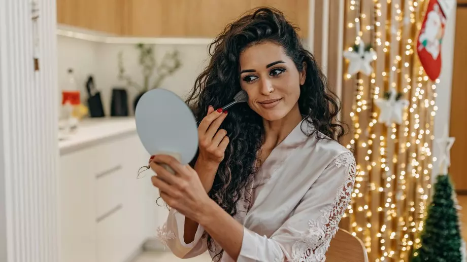 6 идеи за празничен грим, които НЕ включват червено червило