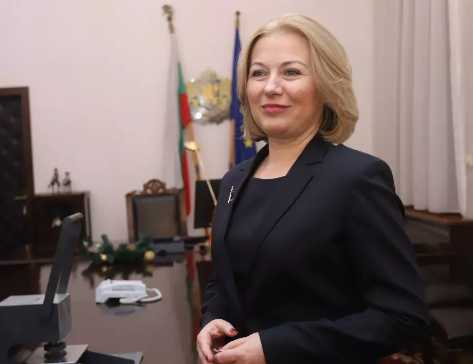 Министър Йорданова: ЕК съди България заради Търговския регистър