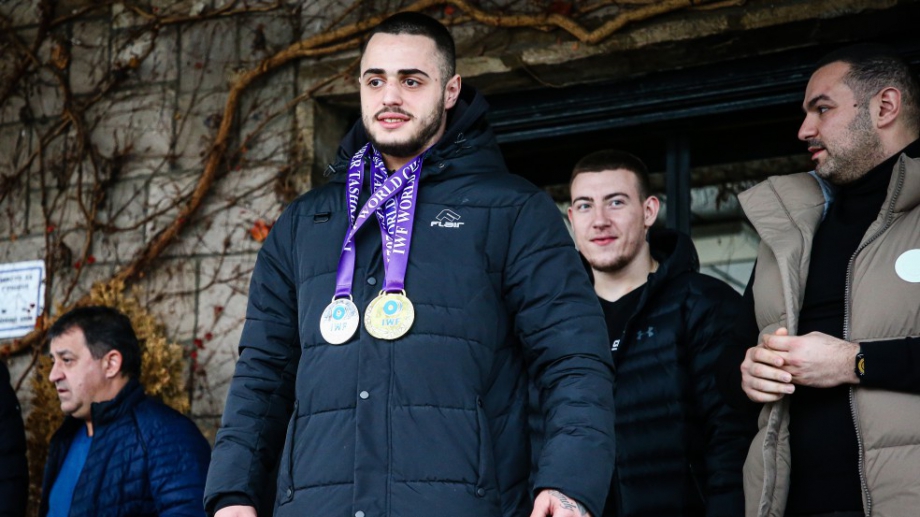 Световният шампион по вдигане на тежести в категория до 81