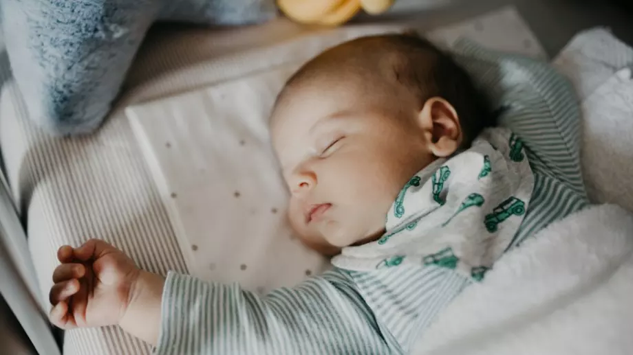 10 стъпки за приспиване на бебето - без разглезване и без плач