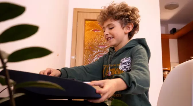 8-годишно българче създава жива възпитателна игра (ВИДЕО)