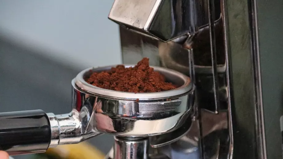 Не изхвърляйте утайката на кафето - ето за какво служи