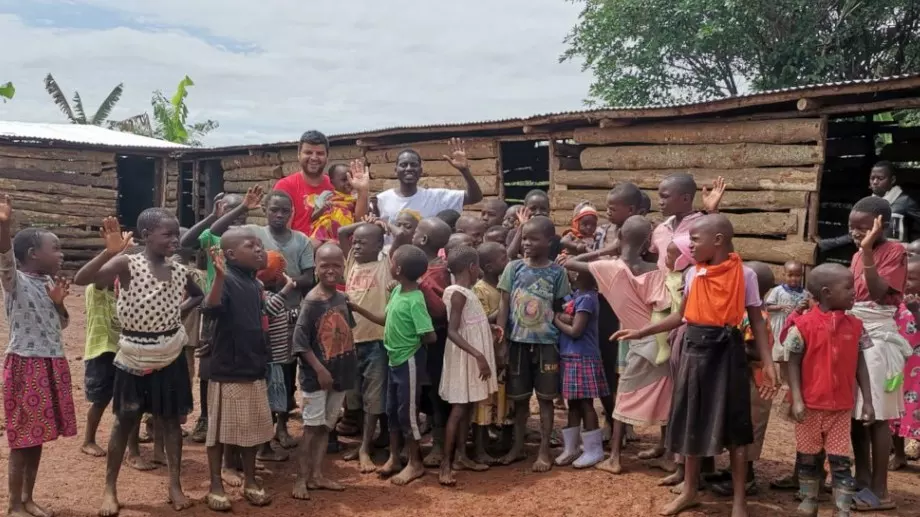 Уникално: Деца от Африка пеят песен на Графа, Любо и Орлин (ВИДЕО)   