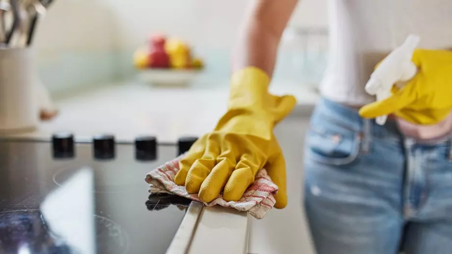 Съставката от кухненския шкаф, с която хитрите домакини заместват всички препарати