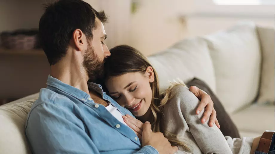 Първа любов: Как тя влияе и променя живота на жените   