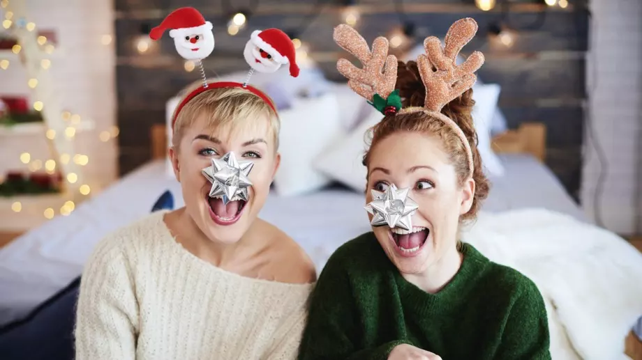 Виц за 25 декември 2023: Блондинка и брюнетка си говорят за Коледа