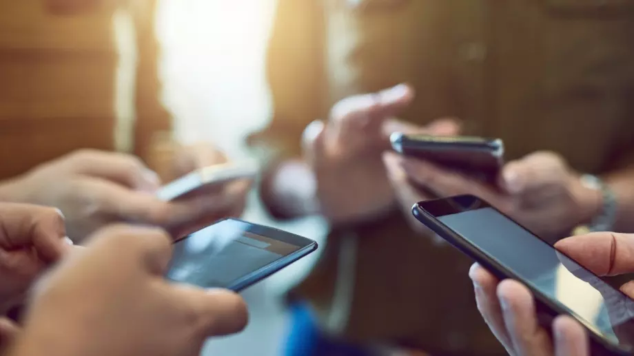 Защо се предлагат телефони без зарядно