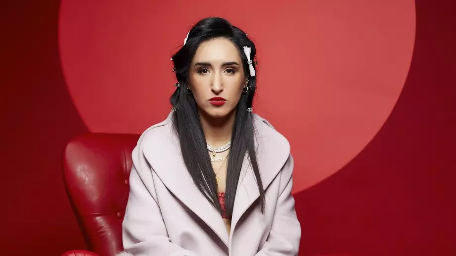 Сантра посвети песен на жените, които не са уверени в себе си (ВИДЕО)