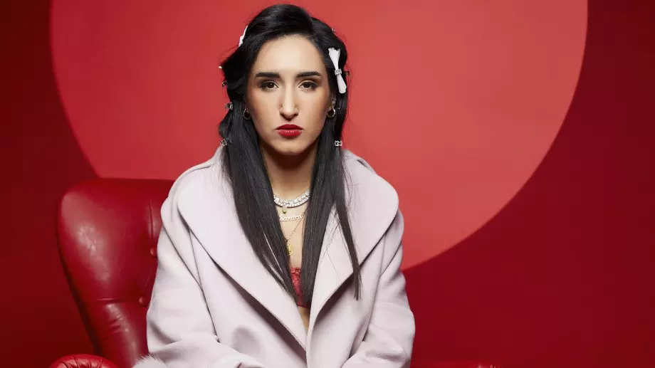 Сантра показа бременно коремче (СНИМКИ)