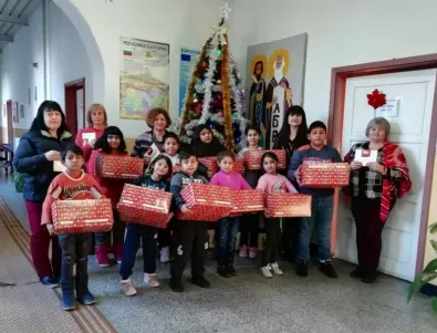 Деца от Гълъбово получиха подаръци от ТЕЦ AES Гълъбово за Коледа