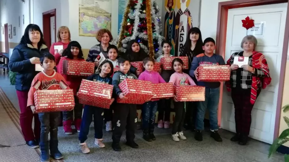 Деца от Гълъбово получиха подаръци от ТЕЦ AES Гълъбово за Коледа