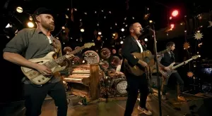 Фронтменът на Coldplay Крис Мартин обяви в четвъртък че легендарната