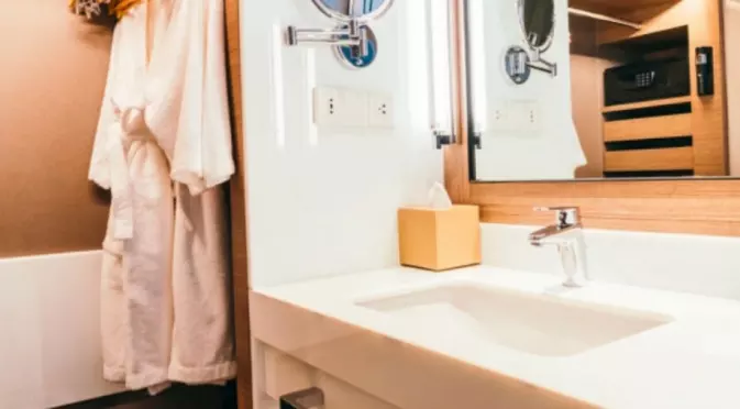 Как визуално да увеличите пространството в малка баня в хотел? 