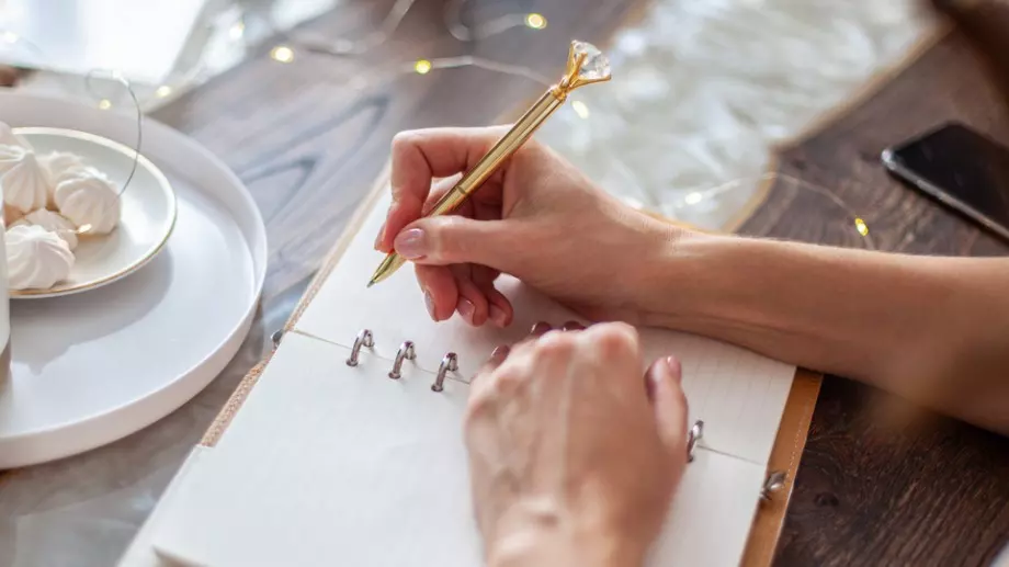 В името на изкуството: Писателка живя месец в стъклена стая в музей (ВИДЕО)