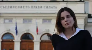 Флора Стратиева е едва на 21 години а видеа интервюта