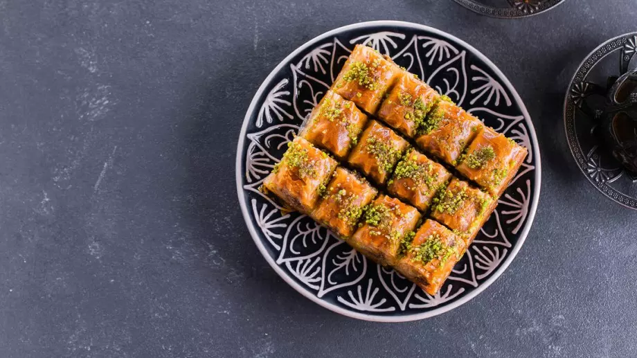 Новогодишна баклава с ръчно точени кори