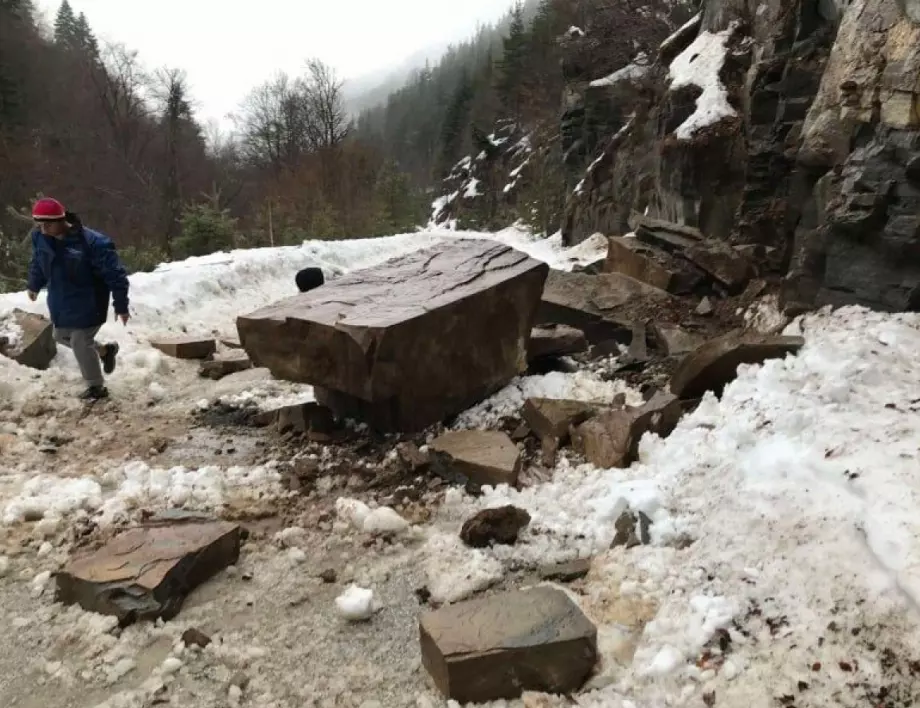 Тонове паднали скали затвориха пътя до родопското село