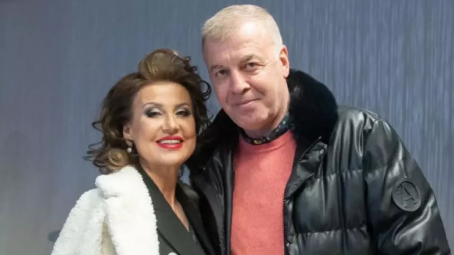 СНИМКА: Илиана Раева показа "вълка" Наско Сираков с двете им внучета, облечени с екипчета на Левски